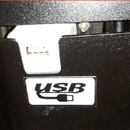 USB разъем в стандартной комплектации для мобильного телефона или других девайсов.